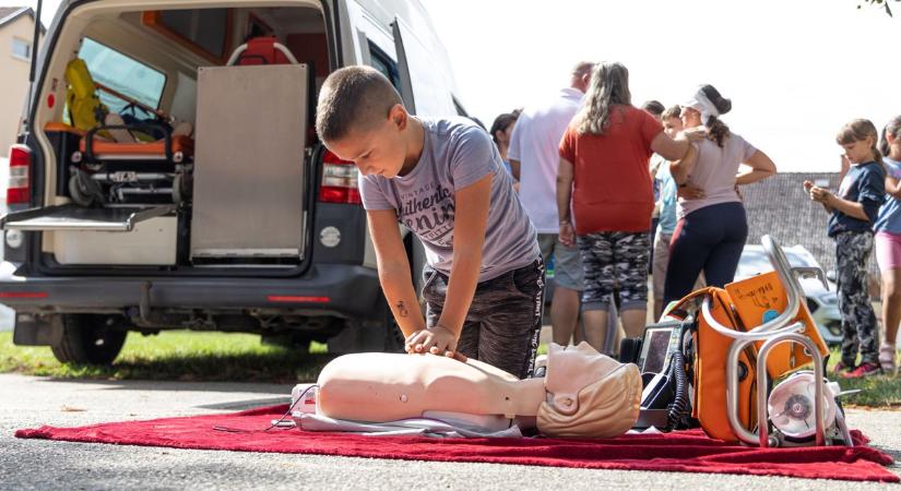 Valódi élményeket szereznek a vöröskeresztes táborban