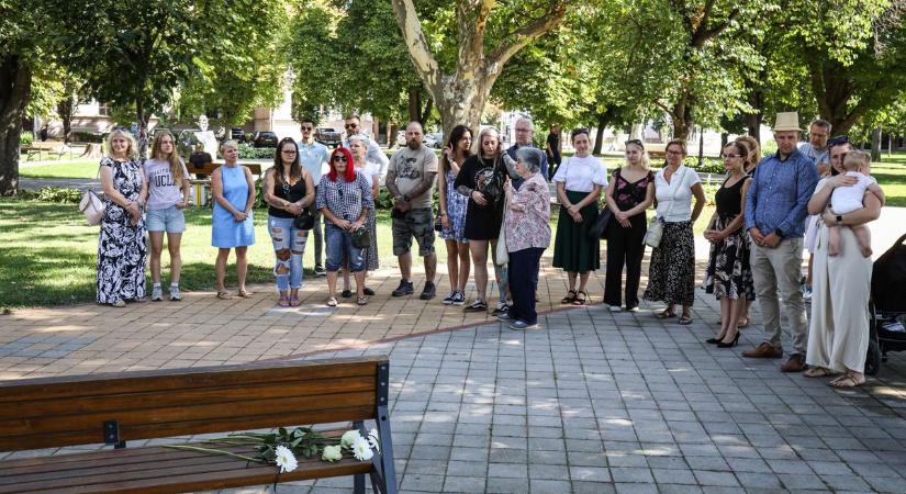 Emlékpadot avattak a szolnoki Tisza parkban Kovács Mihály tiszteletére – videóval, galériával