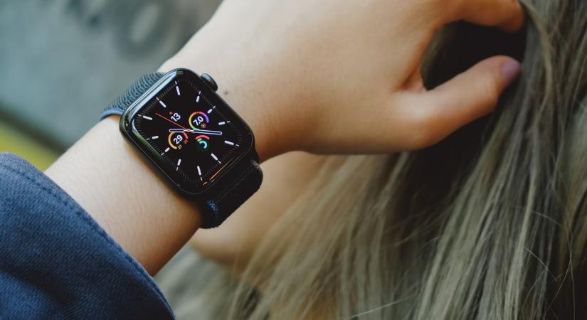 Az új, műanyagból készült Watch SE-t az Apple kifejezetten a fiatalabb generációnak szánja