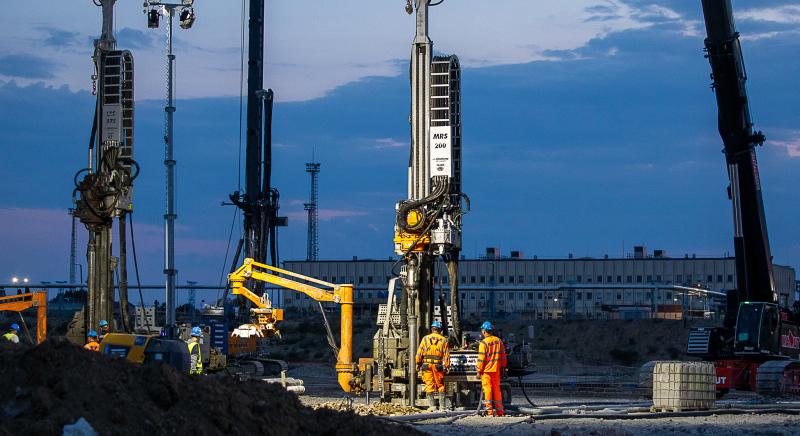 Előrehaladás a tárgyalóasztalnál és a gyártó üzemekben