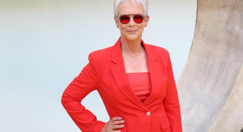 Jamie Lee Curtis felvette a tökéletes nadrágkosztümöt: a 65 éves színésznő tűzpiros szettjétől mindenki elalélt