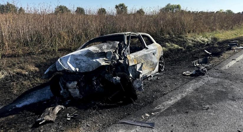 Kigyulladt egy autó, amikor egy másik autóval és egy kamionnal karambolozott Baranyában