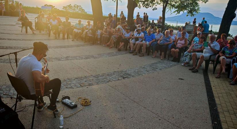 Jazz és flamenco is várja a látogatókat a balatoni naplementében