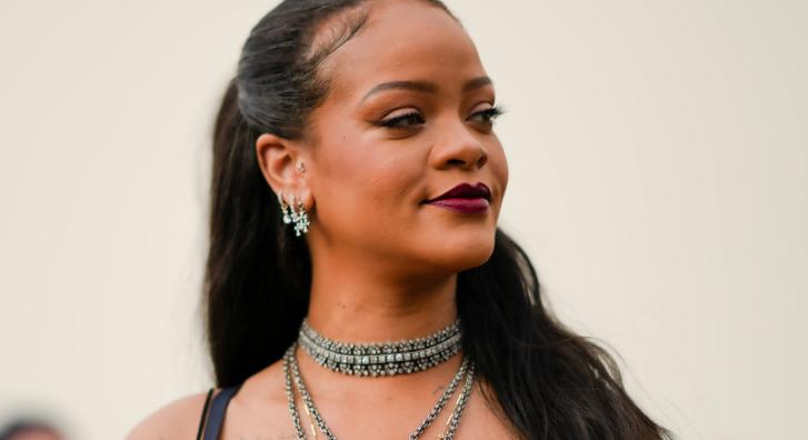 Rihanna új szintre emelte a fesztiválruha fogalmát, lényegében hiányzott a szettjének a fele