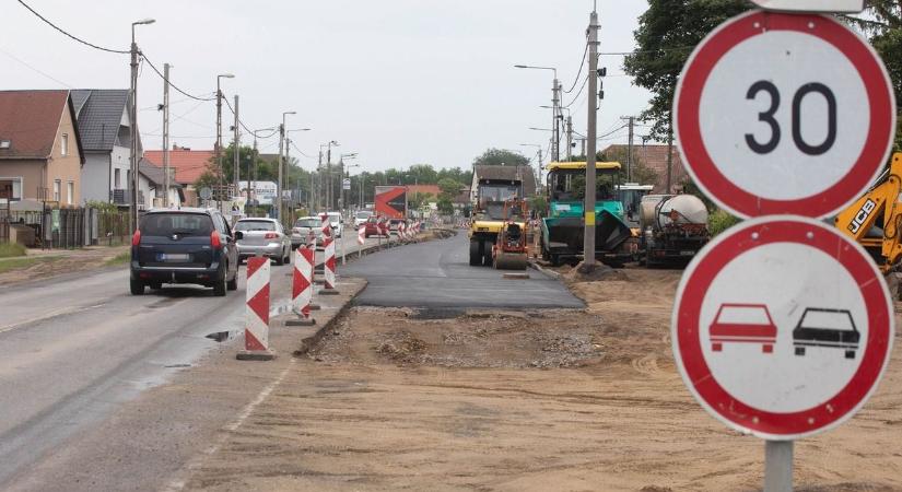 Megint változik a forgalmi rend Debrecenben; újabb traffiboxokat helyezett ki a rendőrség