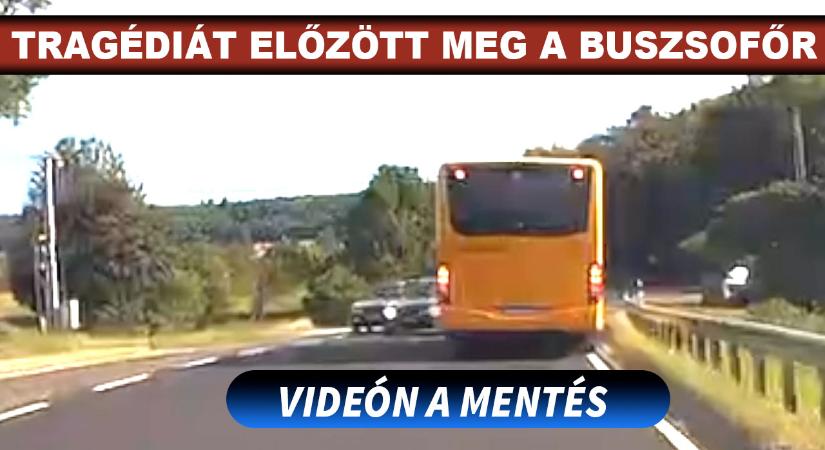 Hatalmas frontális karambolt védett ki egy buszsofőr a 82-es főúton