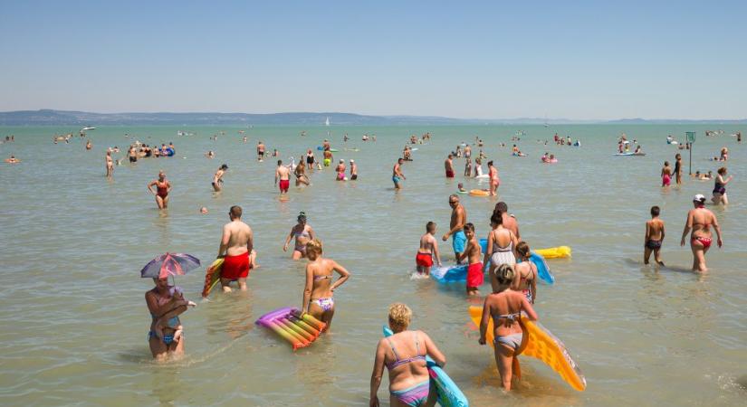 A vízparton lévő kövekre zuhant egy német férfi a balatonlellei mólónál, mentőhelikopterrel vitték kórházba