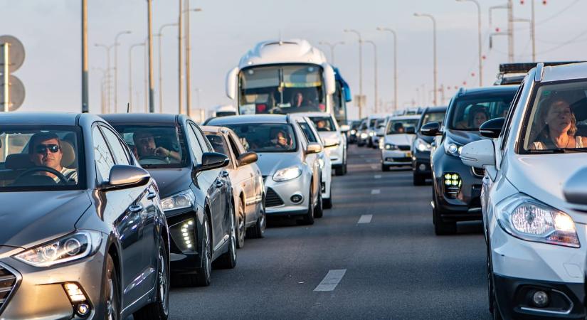 Letérdelt az M0-ás, már több mint 8 kilométeres a dugó