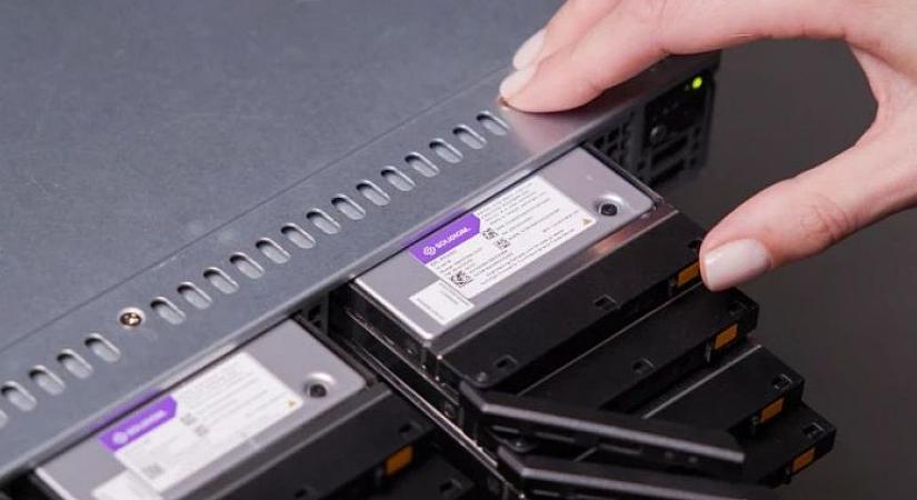 Világrekorder kapacitású, 122 TB-os SSD kiadását jelentette be a Solidigm