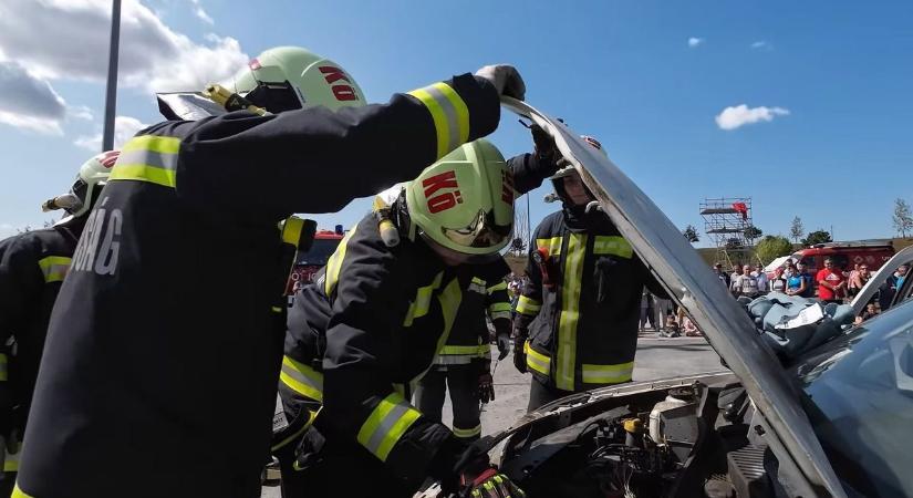 Roncsvágási bemutatót tartottak a tatabányai terepjárósok videó