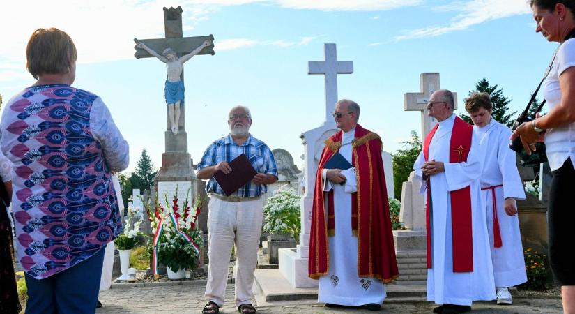 Esterházy János boldoggá avatásáért megáldották a feszületet és szentmisét is bemutattak (fotók)