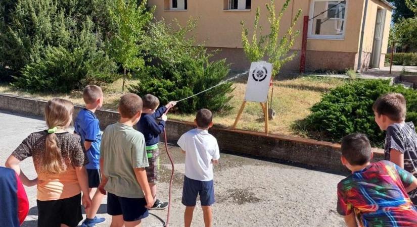 Játékos katasztrófavédelmi vetélkedőt rendeztek az ágasegyházi napközis táborban