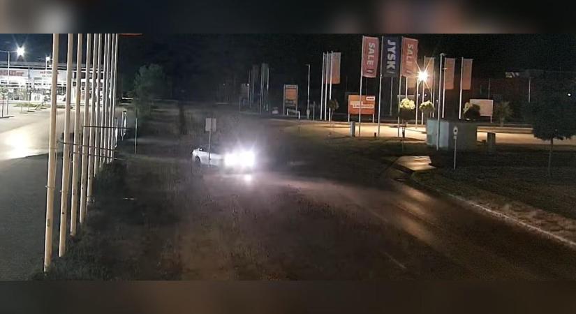 Driftelő ámokfutó döntött ki egy közlekedési táblát Kiskunhalason – videóval