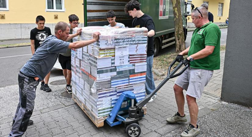 Már érkeznek a tankönyvek az egri iskolákba