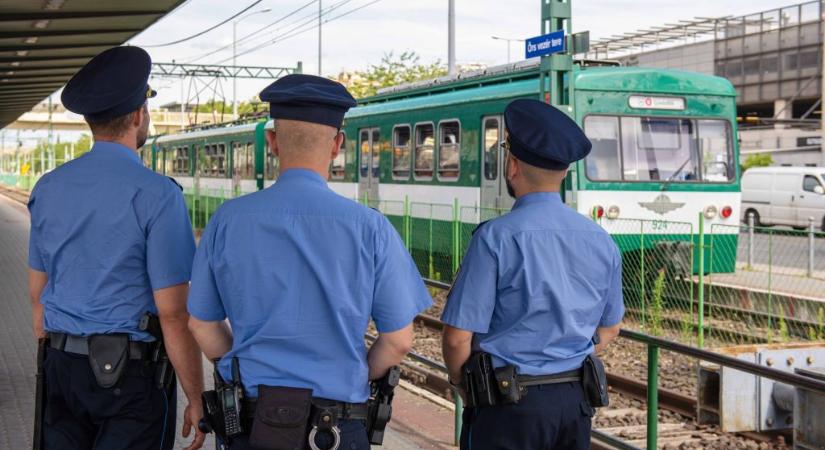 Több tucat körözött személyt és drogost kapcsoltak le a gödöllői HÉV Budapesti szakaszán