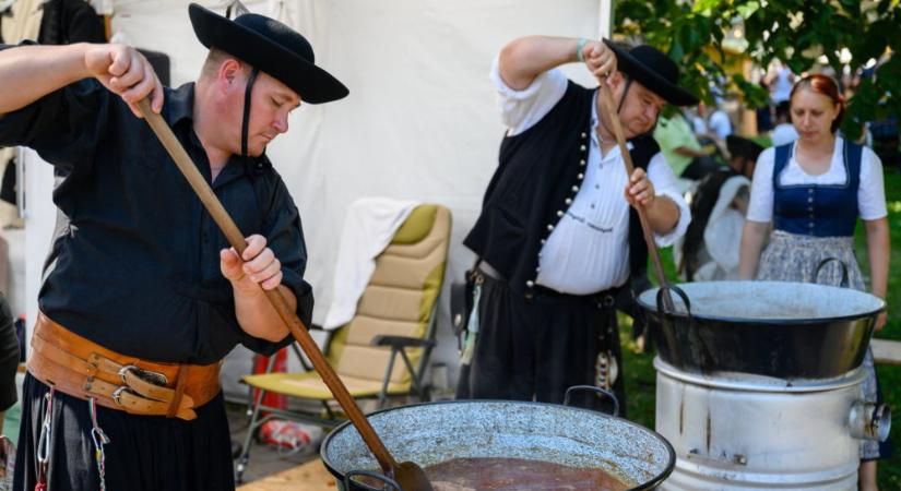 A bográcsban és a tűzön készített ételek lesznek a főszereplői a Magyar Ízek Utcájának