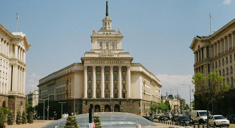 A bolgár parlament hirtelen döntéssel betiltotta az „LMBTQ propagandát” az oktatásban