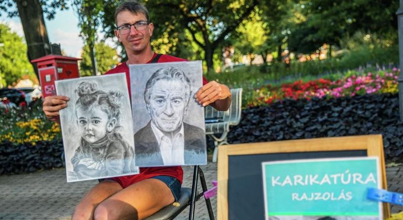 Karikatúrákat készít Hajdúszoboszló szívében Balog László – fotókkal, videóval