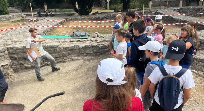 Több száz éves „kincseket” találtak a nyári táborban a gyerekek videó