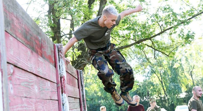 Sátrat vertek a légierő tábor lakói a szolnoki helikopterdandárnál – galériával, videóval