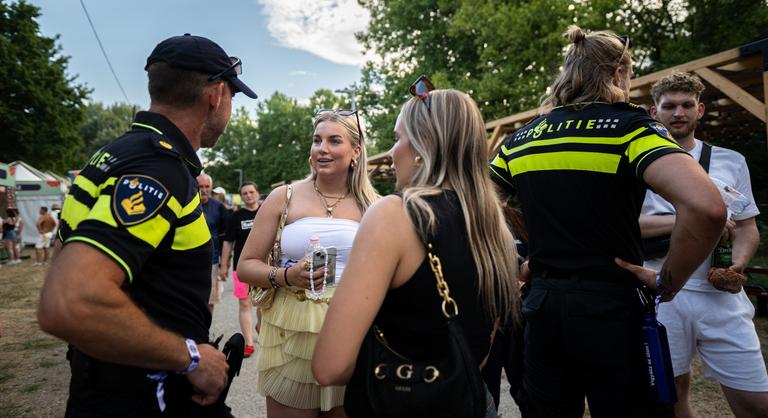 Te igazi vagy? – A Sziget legnagyobb sztárjai a tömegben sétálnak