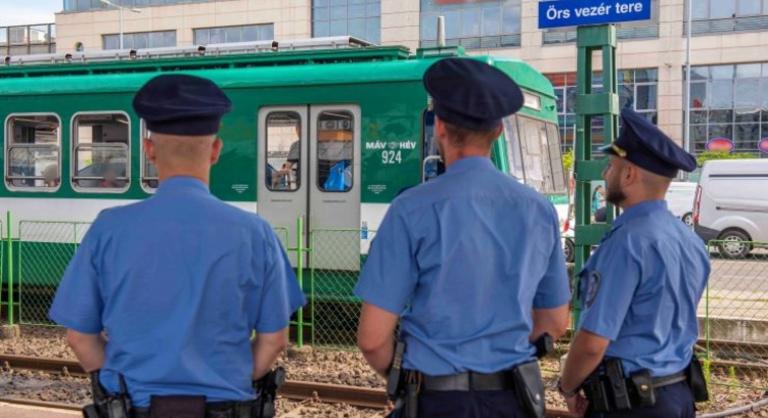 A gödöllői HÉV-en razziázik a rendőrség