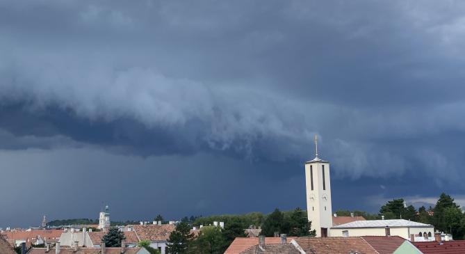 Viharos széllel és zivatarokkal lépett be a hidegfront