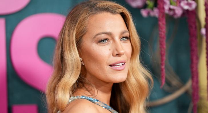 Blake Lively nyitott blézerben népszerűsítette új filmjét, teljesen elvonva a figyelmet a szett rejtett üzenetéről