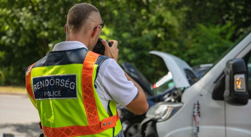 Karambol Debrecen forgalmas pontján; a friss jogsis már jó sofőr?