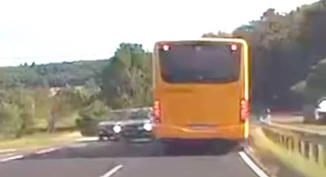 Videó: előzött a Peugeot, de jött egy busz