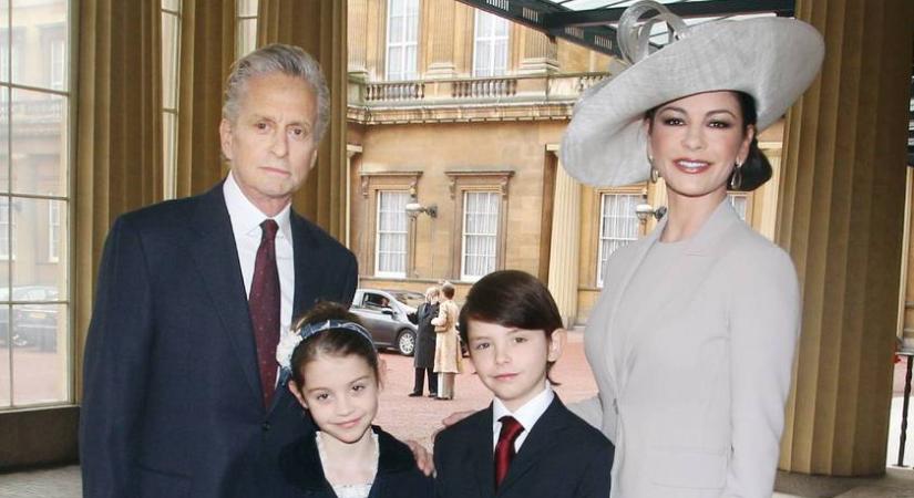 Ő Catherine Zeta-Jones és Michael Douglas 24 éves fia: Dylan igazi sármos szívtipró