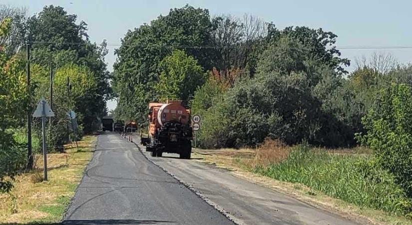 Új aszfaltburkolatot kap a Nagyér és Tótkomlós közötti útszakasz