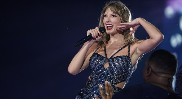 Hamburgerrel és belépőkkel kárpótolják Bécsben Taylor Swift rajongóit