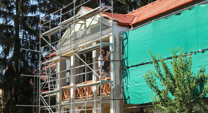 Már a szobákat festik az idősek otthonában