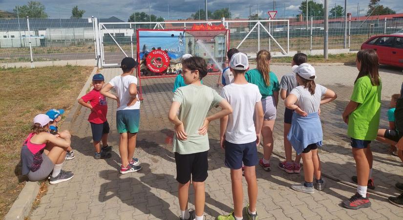 Lakástüzet is oltottak a gyerekek a gyöngyösi tűzoltóságon