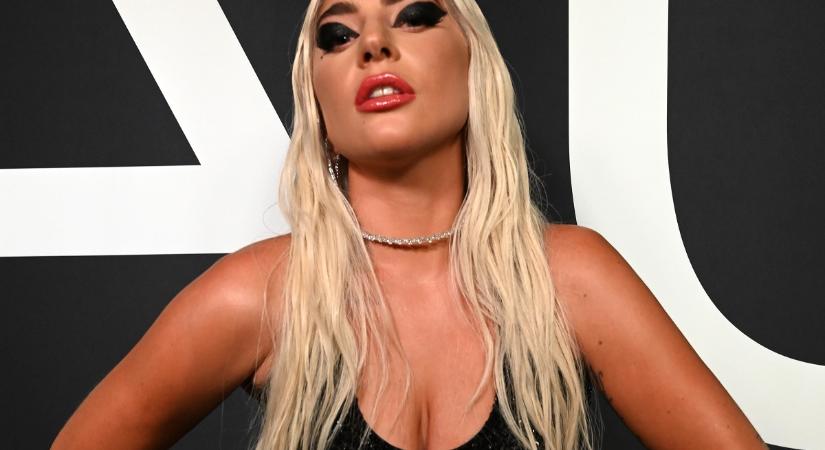 Lady Gaga bugyira vetkőzött kozmetikai cége kedvéért