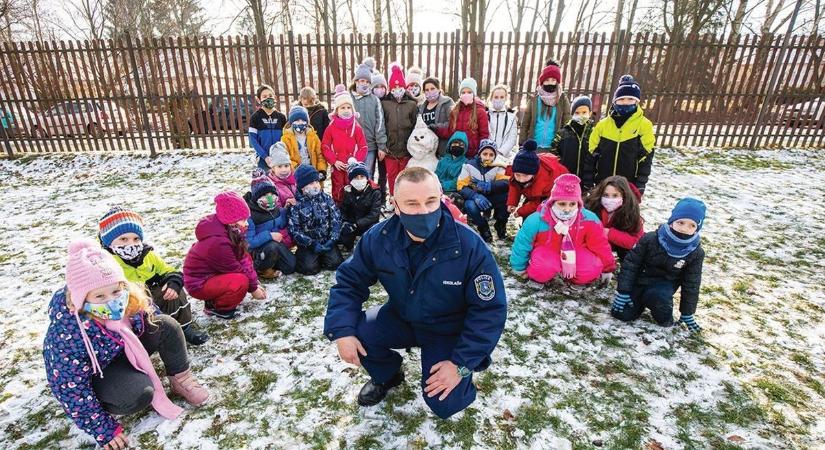 Az iskolaőrök már bilincset is használtak