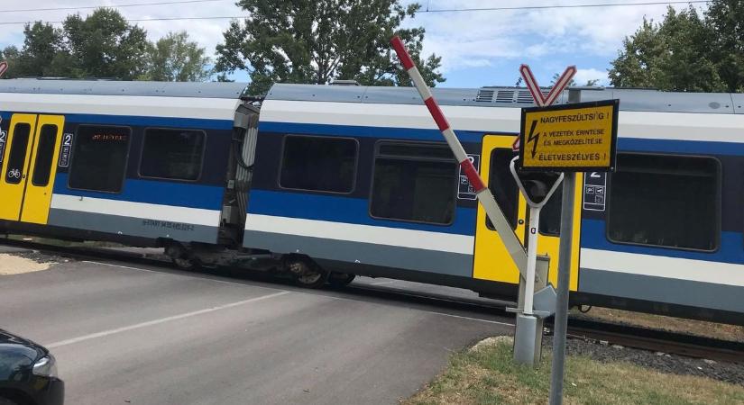 Nyitott sorompónál haladt át a vonat egy balatoni vasúti átjárón – a MÁV megszólalt az ügyben