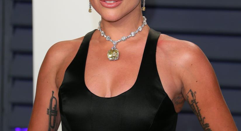 Egy szál bugyiban, csupasz mellekkel reklámozza magát Lady Gaga – Fotó