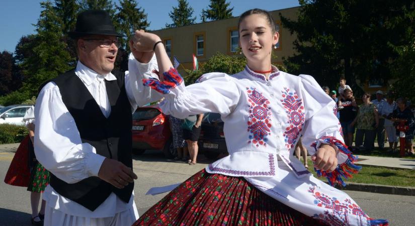 Táncba viszik a falut