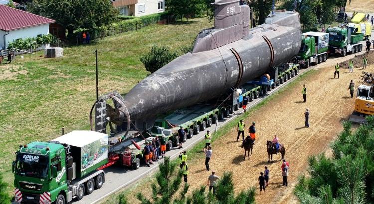 Logisztikai csoda: 30 tengelyen a monstrum közúti szállítása