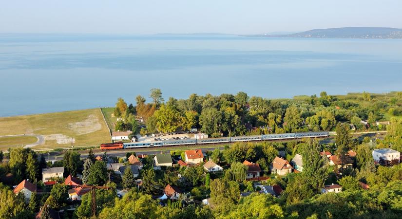 Bakonyi tehermentesítés: nyár végéig csak a személyvonatoké és gépmeneteké a 20-as vonal