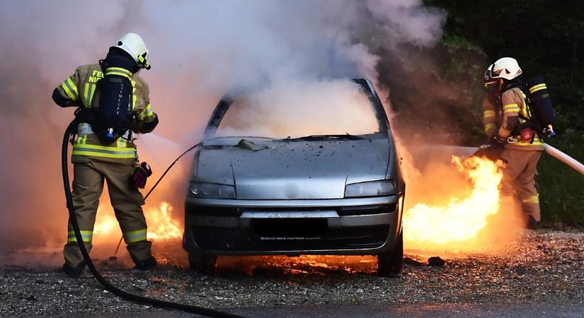 Kigyulladt egy autó motortere Hajdúböszörményben