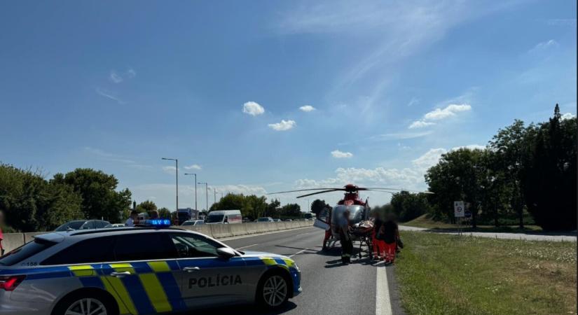 Tetősátor okozott balesetet, súlyos sérülésekkel szállították kórházba a motorost