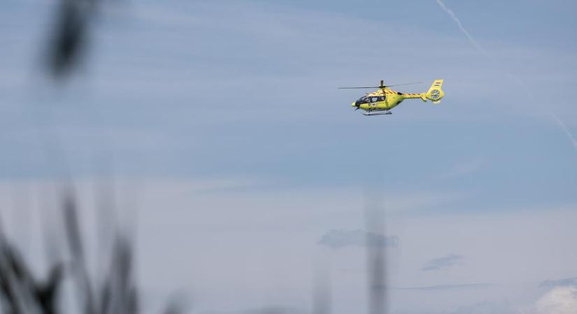 Mentőhelikopter szállt az égen Szombathelynél – rettentő balesethez riasztották az életmentőket