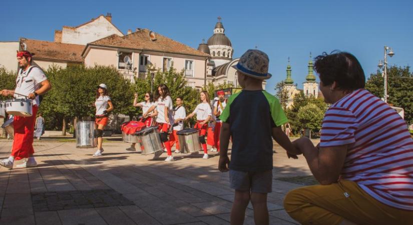 Utcán zenélni nem kéregetés, hanem művészet