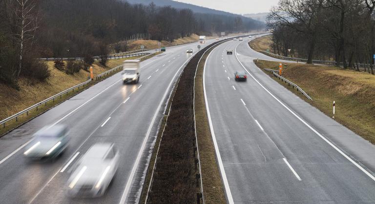 Sorra esnek el az autópályák, az M1-esen már több mint hat kilométeres a torlódás