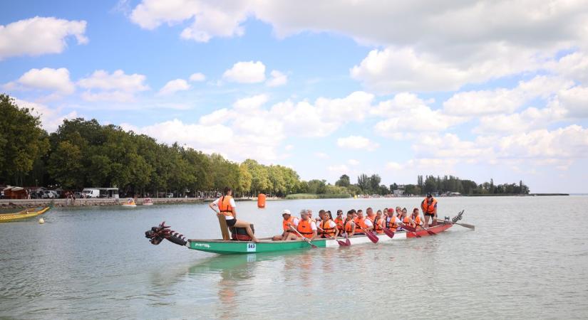 Sárkányhajó-fesztivál Balatonfüreden: Tömeg, jókedv, sport