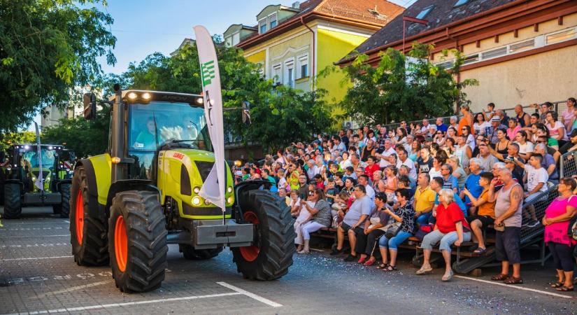 Hatalmas gépszörnyek gördültek be Hajdúböszörmény főterére – fotókkal