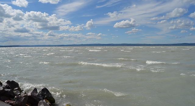 Belefulladt egy fiatal baranyai férfi a Balatonba, miközben barátnője életét próbálta megmenteni